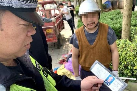 Motorcyclist Qin is rumbled by a police officer in Liuzhou city, Guangxi, for riding on a fake licence and it emerged he had been doing so for months. Photo: Liuzhou Traffic Police